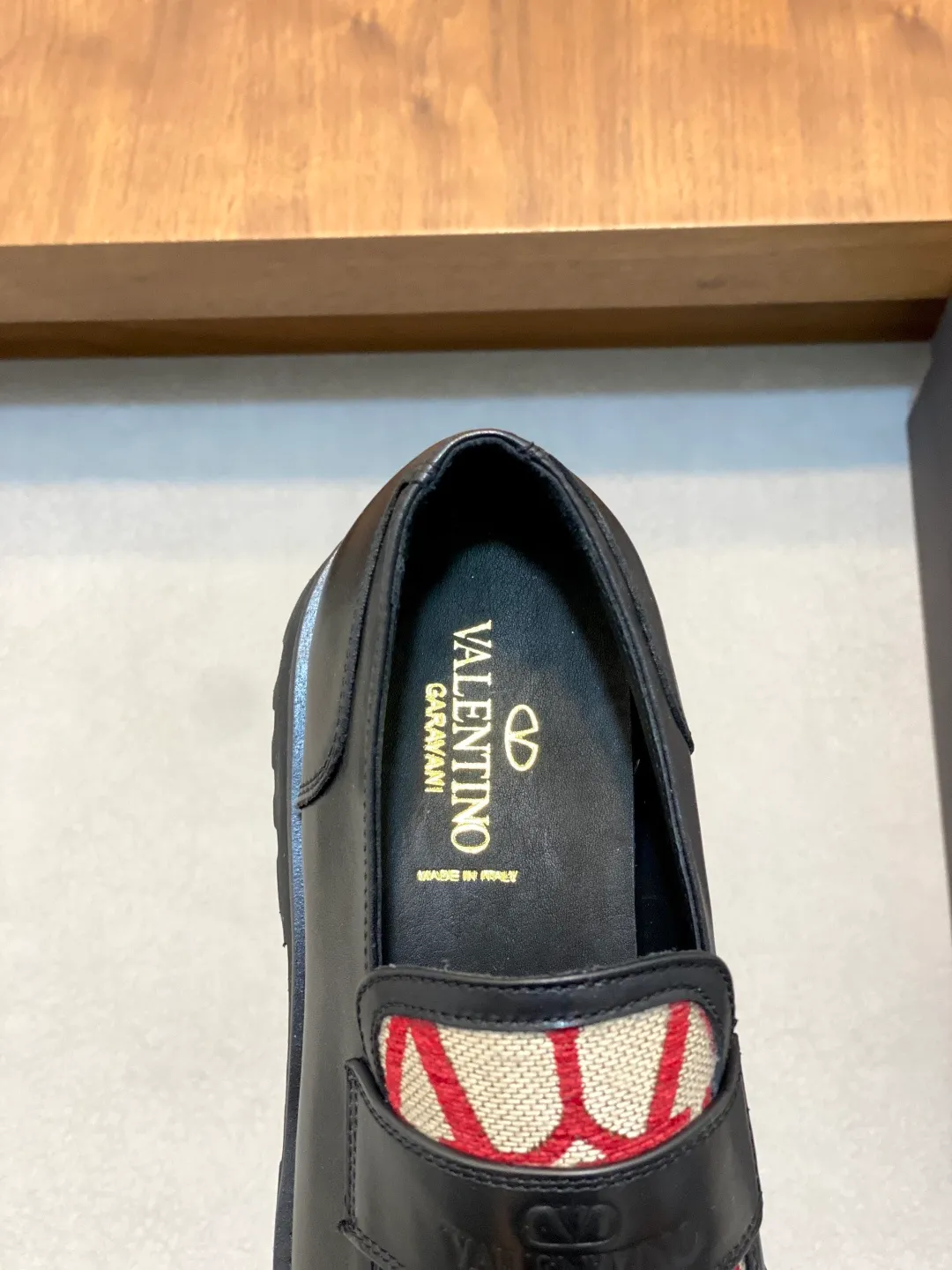 Men's shoes 💰740 VALENTINO Valentino's new men's fashionable casual leather shoes. These leather shoes are made of imported cowhide leather uppers, dyed calfskin lining and calfskin insoles. The upper foot is soft, comfortable and breathable. Comes with complete packaging in the original box! Visible details and quality. Size: 39-44 (customized at 38.45.46)